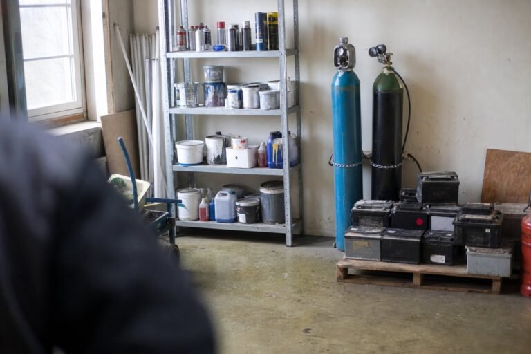 Depotrum på uddannelsesinstitution med maling, spraydåser, batterier og trykflasker